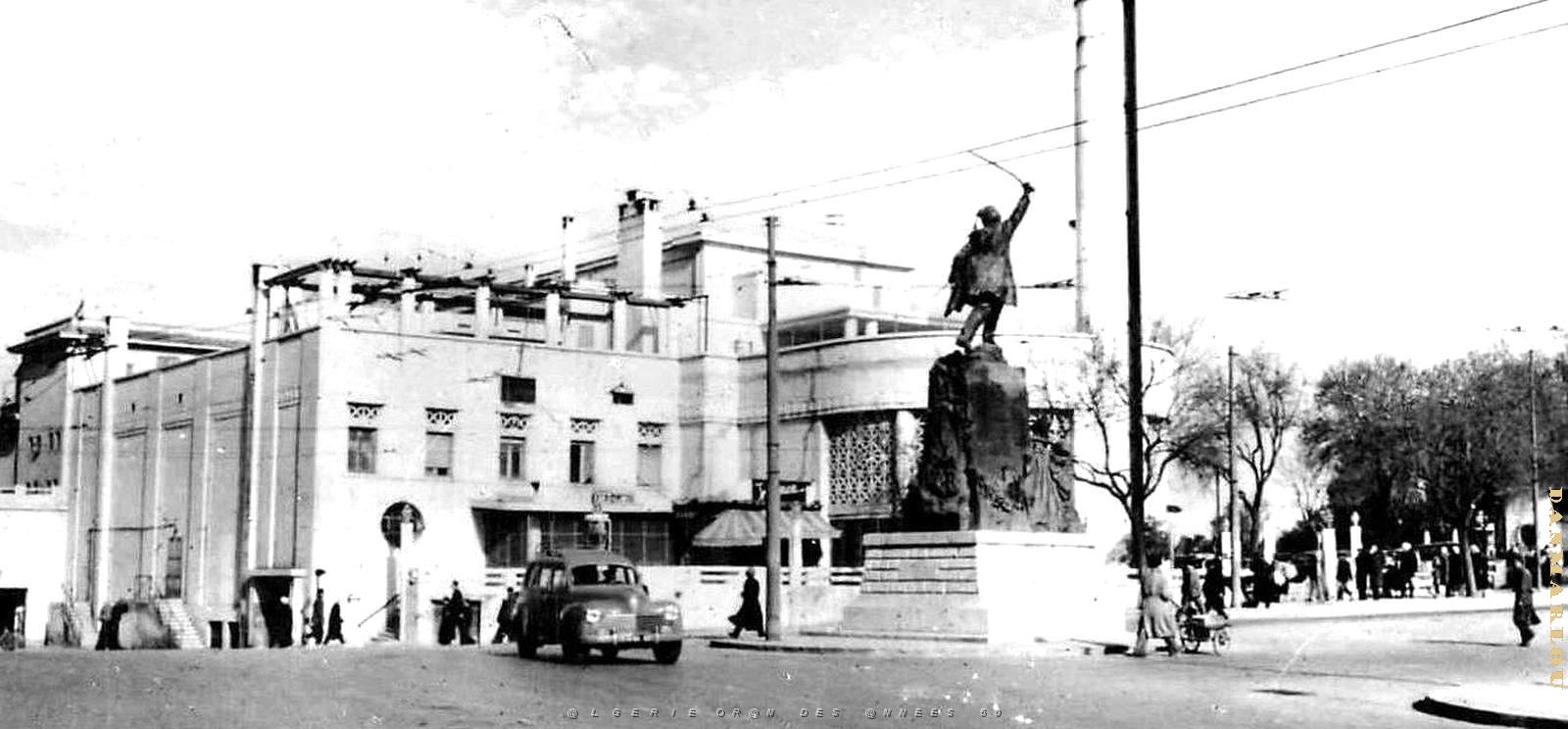 2425- Constantine - Statue du General Lamoriciere et Casino2.jpg